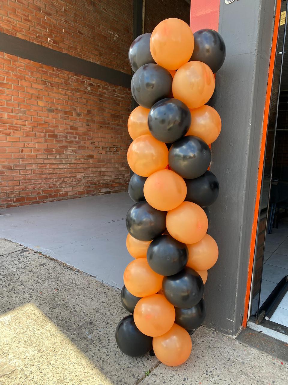 Coluna de Balões Laranja e Preto