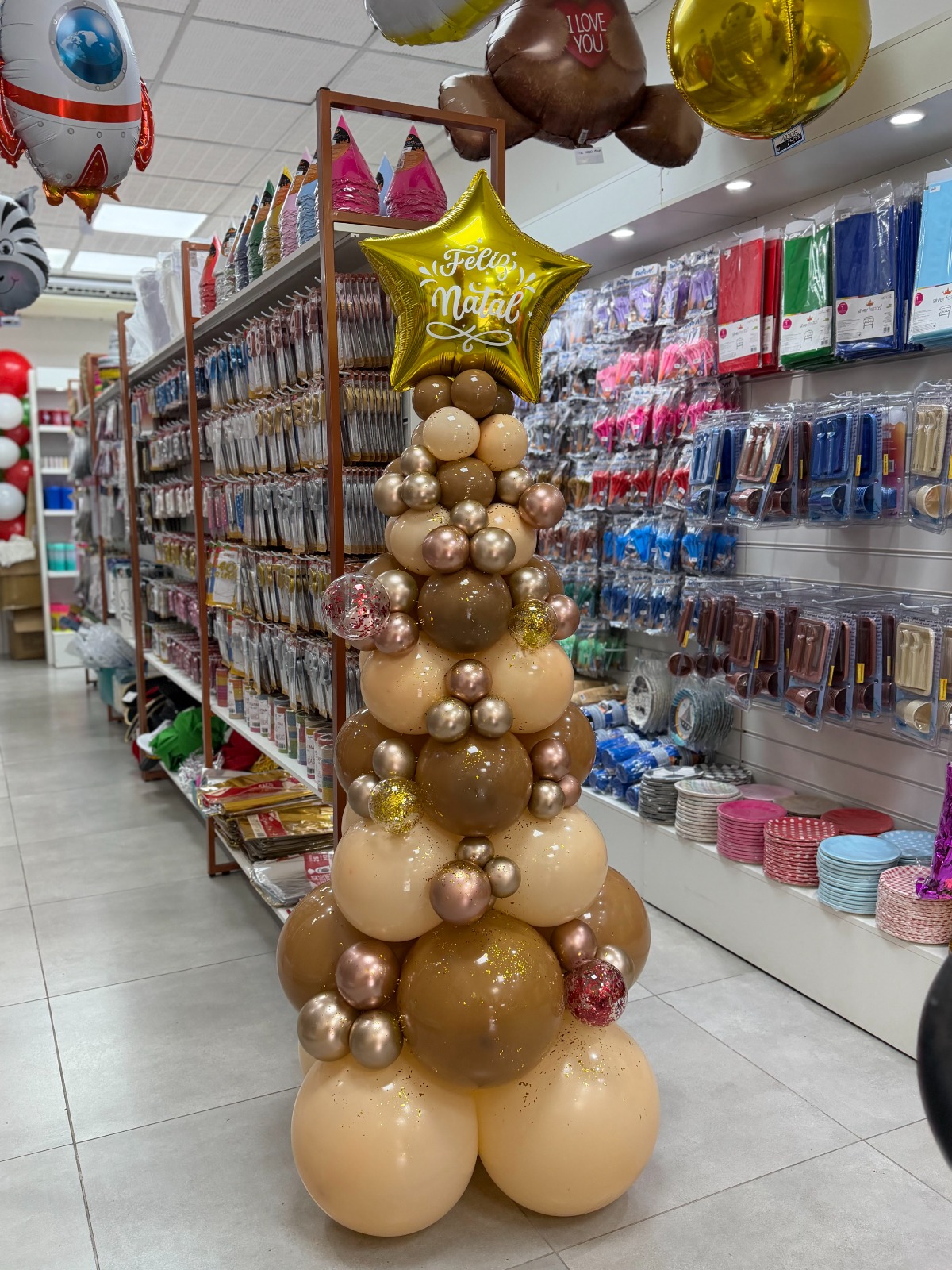 Árvore de Natal Feita de Balões
